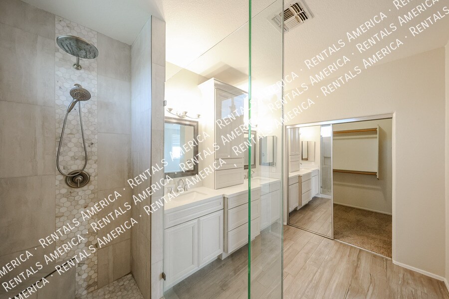 Building Photo - 3920 E Remington Dr