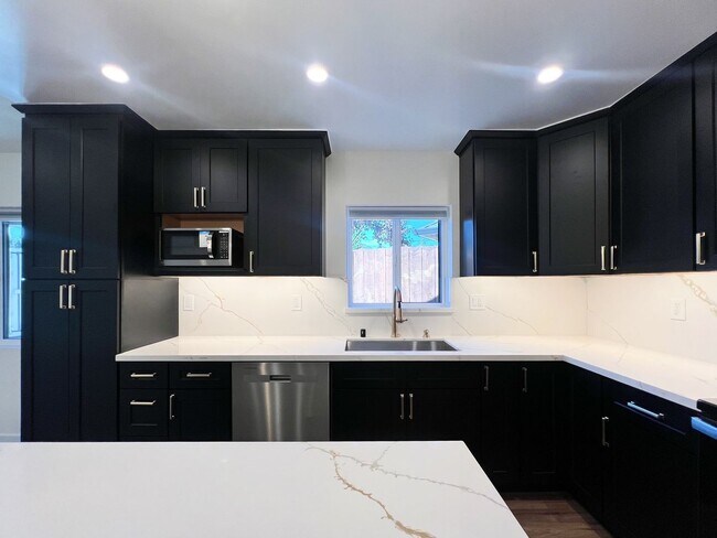 Building Photo - 174 Chelsea Ave