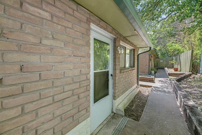 Building Photo - 1218 S Main St