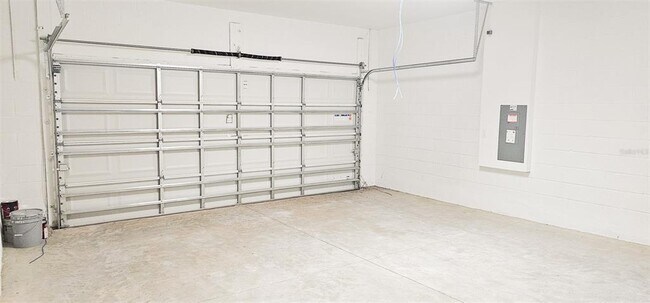 Building Photo - 413 Silver Palm Dr