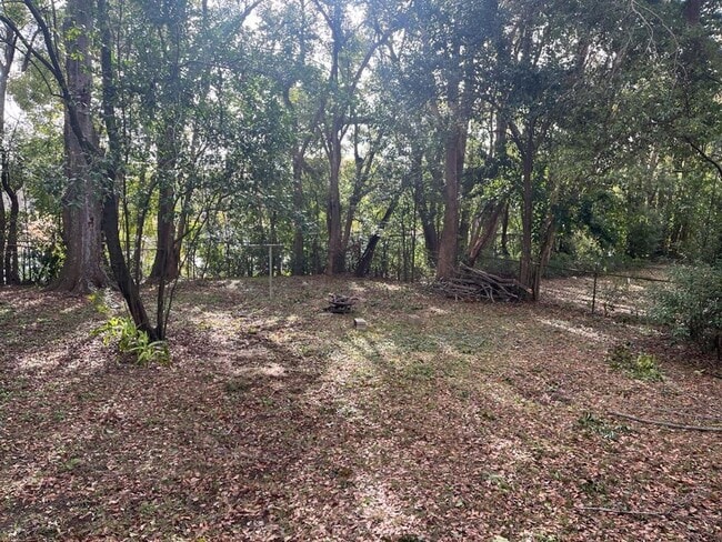 Building Photo - 3 bed/ 1 bath house, fenced-in yard! Avail...
