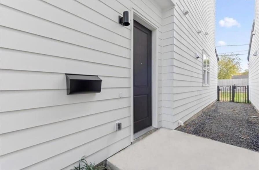 Building Photo - 3233 Real St