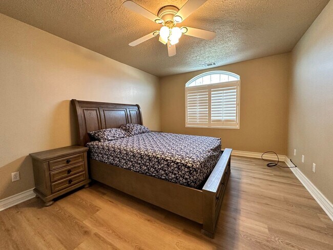 Building Photo - Spacious 5-bedroom, 3-bathroom short-term ...