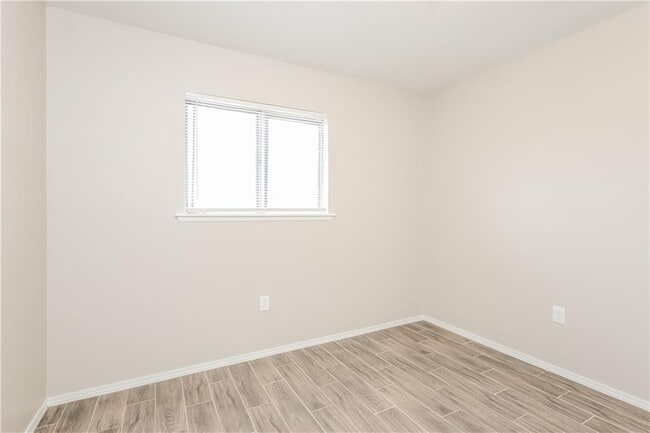 Building Photo - 2504 Yorkshire Ave