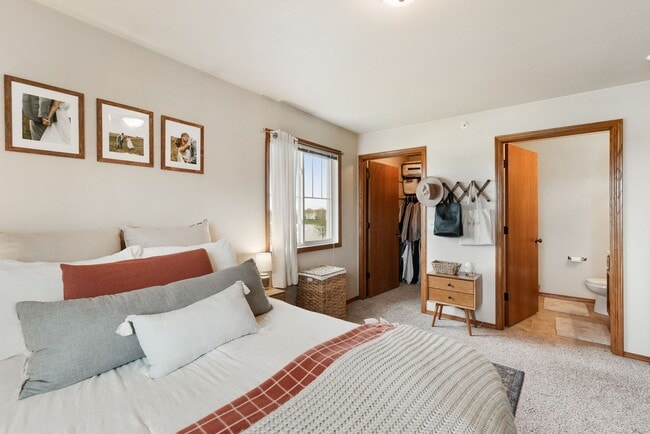 Building Photo - 1 Bed, 1 Bath 930 Sq Ft 2nd Floor