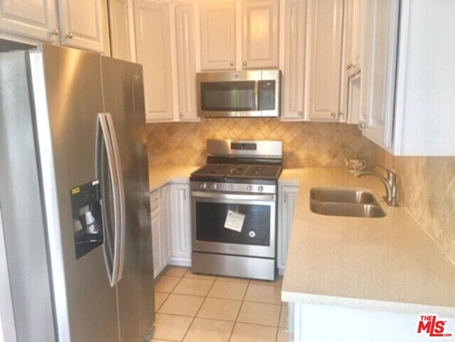 Building Photo - 914 3rd St