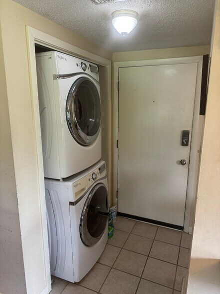 Building Photo - 800 Saint Andrews Dr