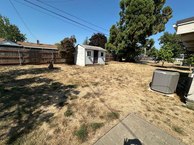 Building Photo - Very Clean 3 Bedroom 1 Bath Home With Cent...