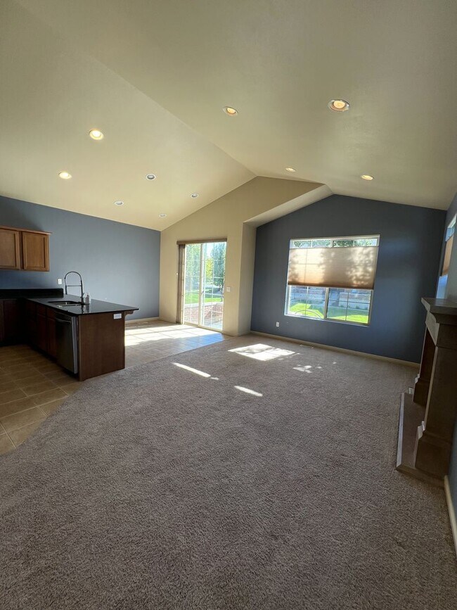 Building Photo - 3 Weeks FREE Rent! Spacious 6-Bedroom Home...