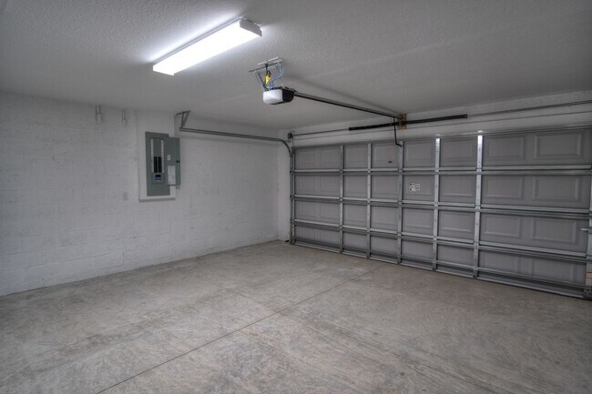 Building Photo - Large 4 Bedroom Rental!