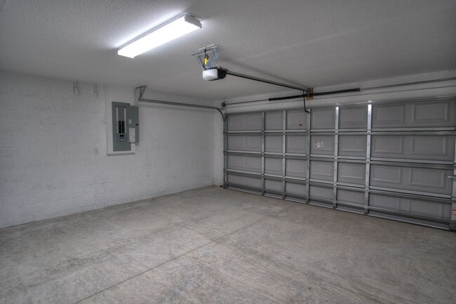 Building Photo - Maintenance-Free 4 Bedroom Rental!