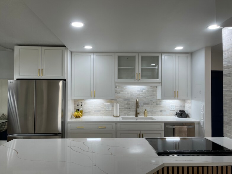 Primary Photo - 2121 N Ocean Blvd