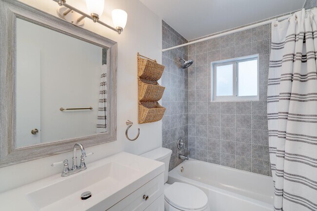 Building Photo - 1036 Coral Dr