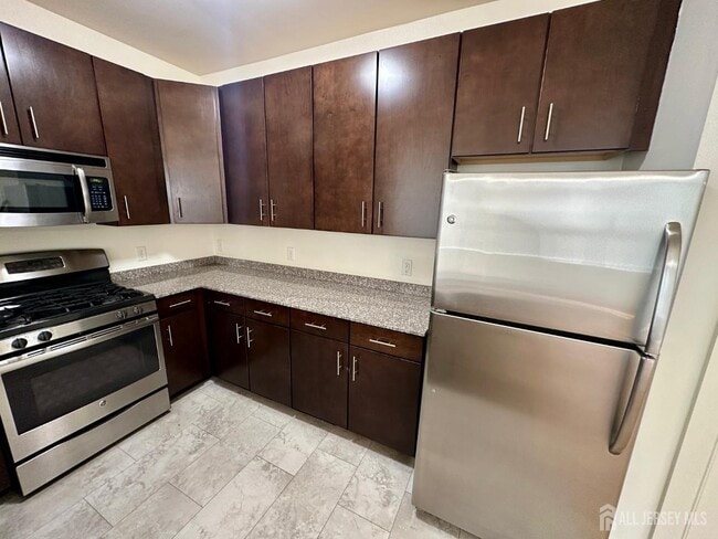 Building Photo - 101 Roosevelt Ave