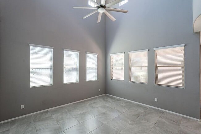 Building Photo - Move In Ready! Three Bedrooms - Beautiful ...