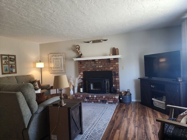 Building Photo - Pet Friendly, Single-Level, Attractively Updated Home in NE Newberg