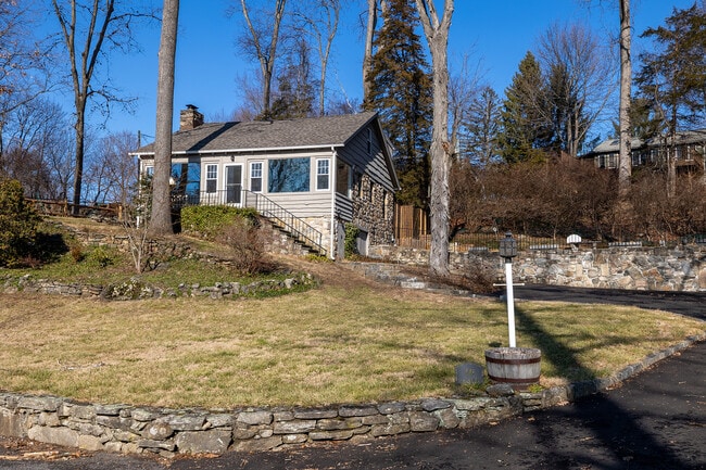 Building Photo - 16 Crescent Dr