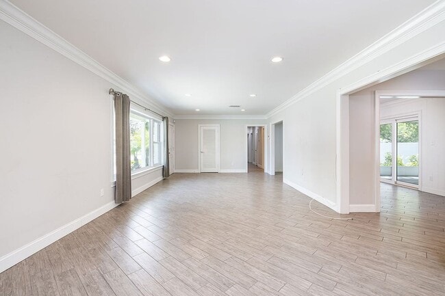 Building Photo - Updated Beach Park Home