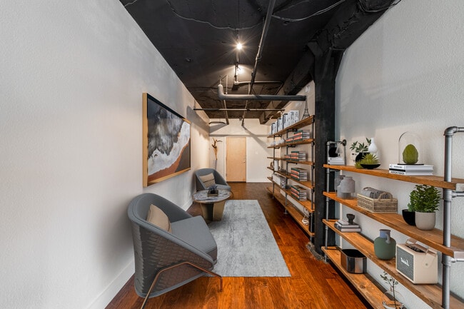 Building Photo - 910 Houston St