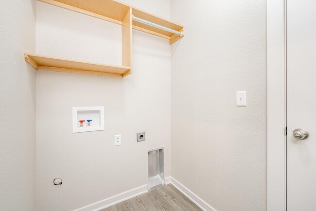 Building Photo - 3 bedroom 2 bath Townhome  - Haysville Sch...