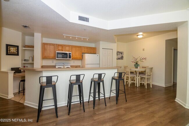 Building Photo - 305 N Villa San Marco Dr