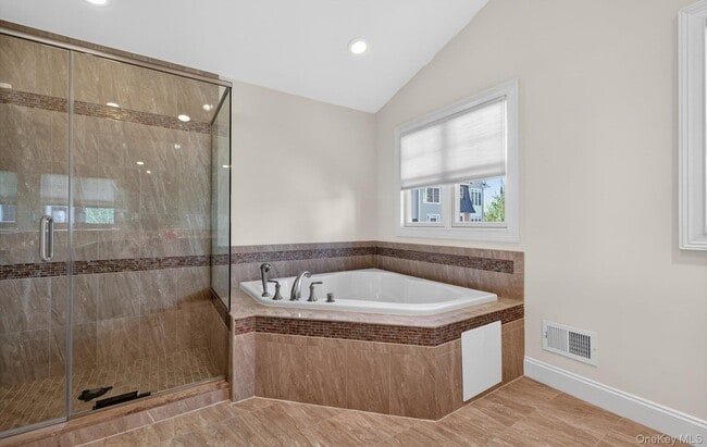 Building Photo - 702 Equestrian Way