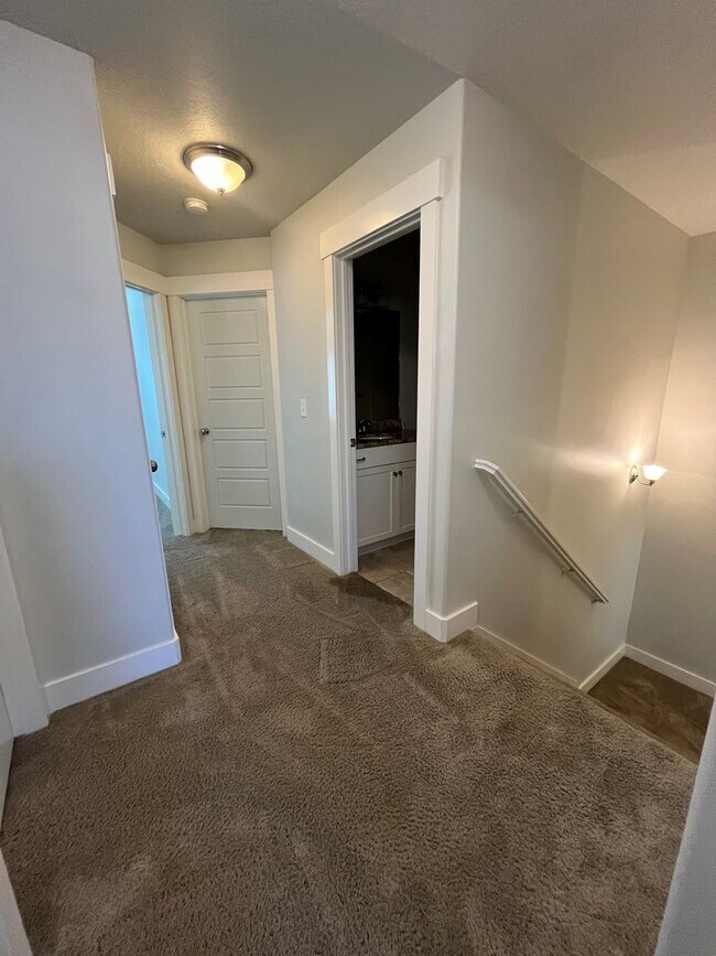 Building Photo - Spacious 3 Bed, 2.5 Bath Townhome in Pleasant Grove