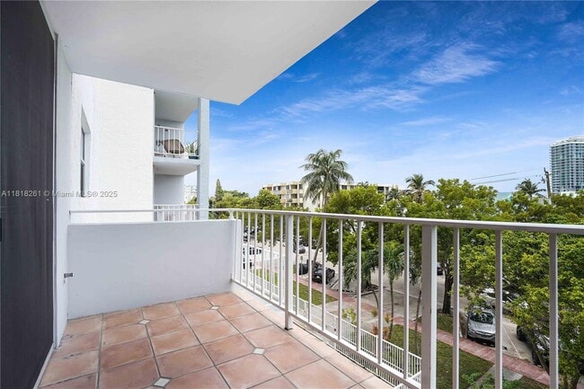 Building Photo - 6900 Bay Dr