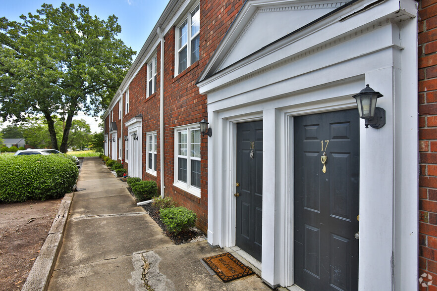 Building Photo - Addison Townhomes