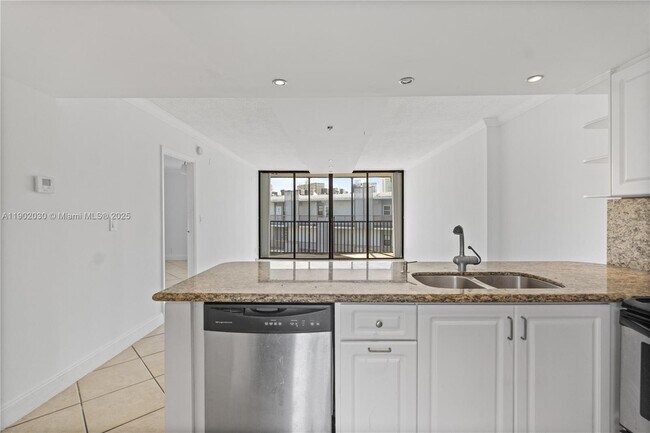 Building Photo - 3475 N Country Club Dr