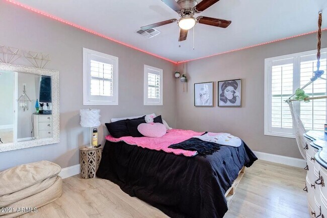 Building Photo - Luxurious 5BR Home in Award-Winning Power ...