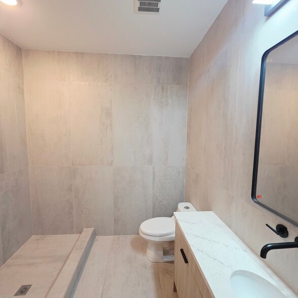 Building Photo - 714 Chestnut St