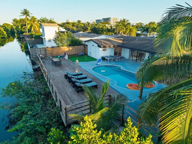 Building Photo - 2365 NE 195th St