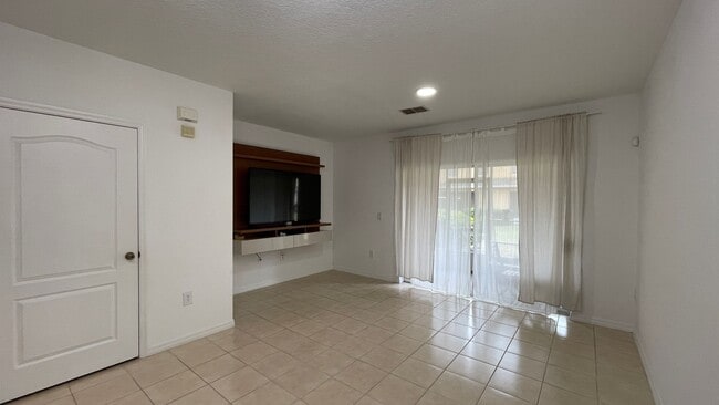 Building Photo - Charming,Pet Friendly 2 Bedroom, 2.5 Bath Townhome!