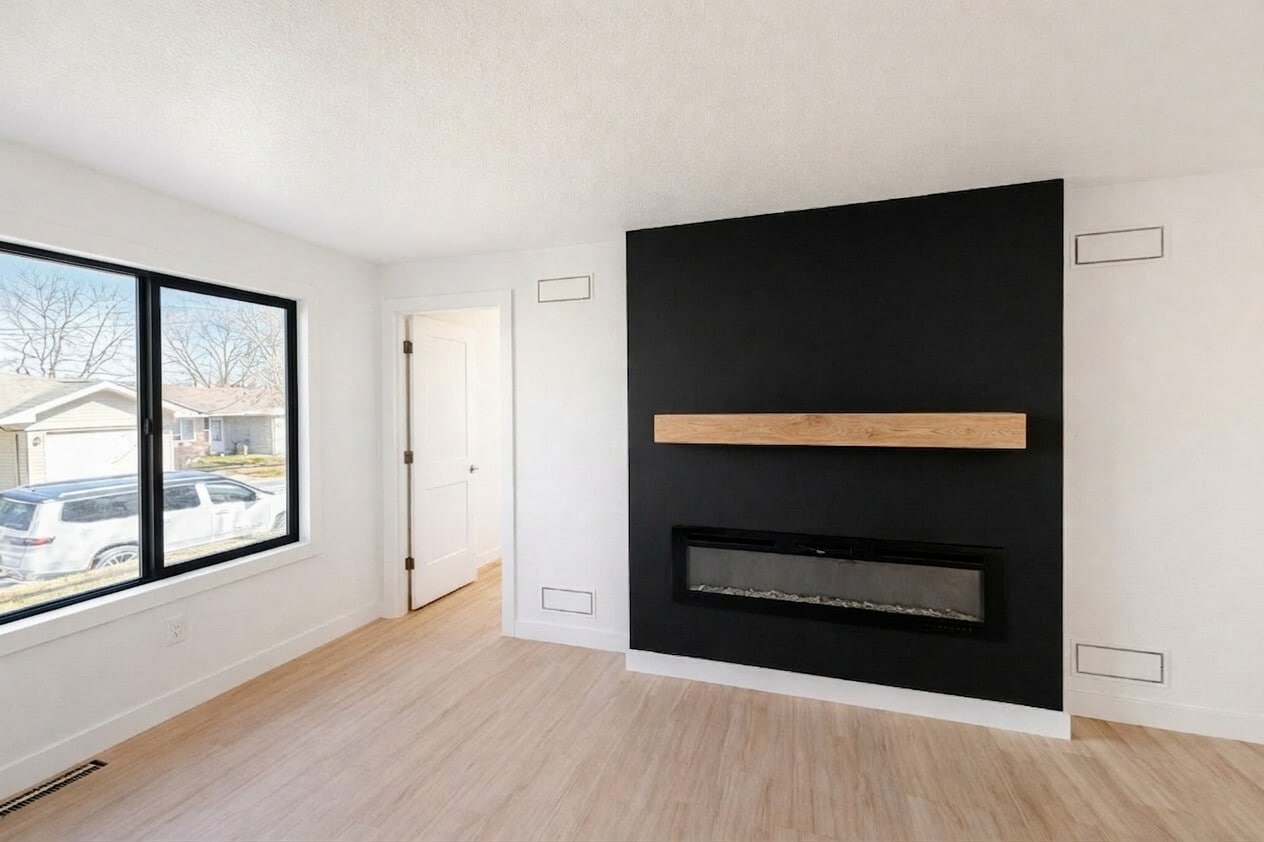 Fireplace in Living Room - 3101 Shadyside Dr