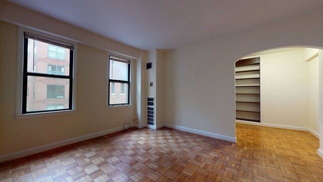 Building Photo - Foggy Bottom Efficiency W/Roofdeck & Garde...