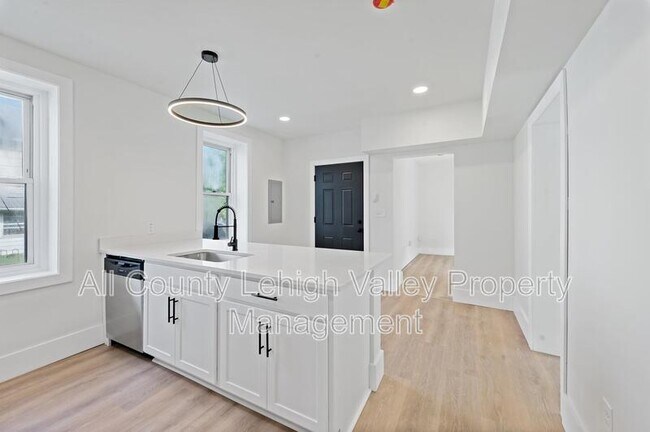 Building Photo - 122 E Goepp St