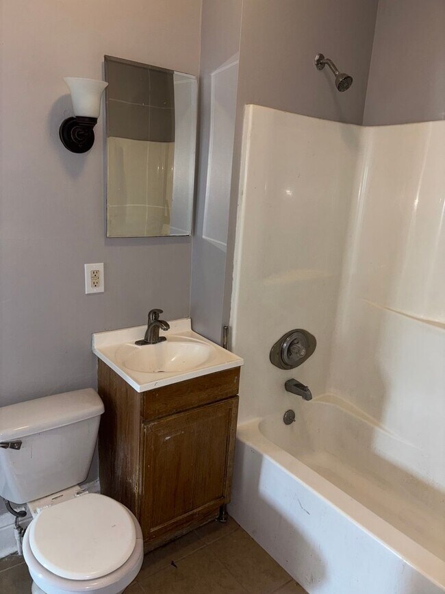 Building Photo - 3 Bedroom House Available Now!!