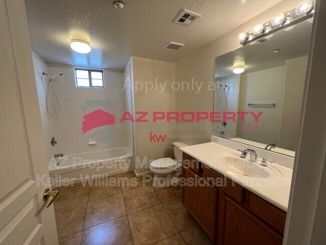 Building Photo - 955 E Knox Rd