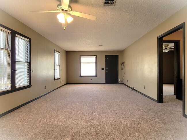 Building Photo - Quaint Home In El Reno