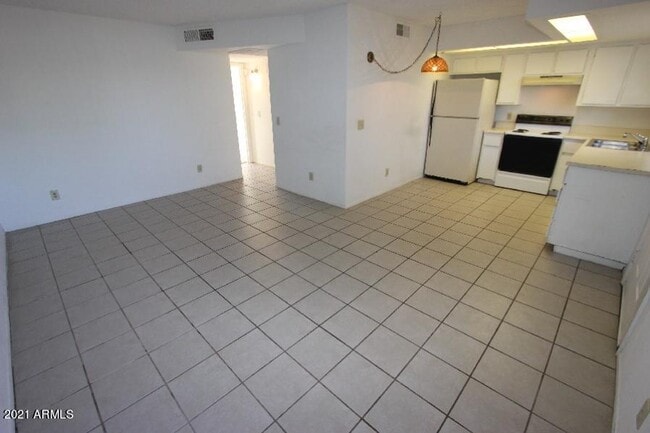 Building Photo - 45 N Phyllis