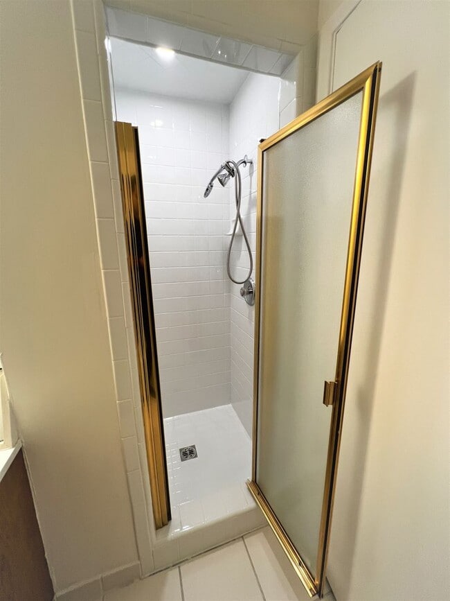 Building Photo - Gorgeous 3 Bedroom 1.5 Bath Home located i...