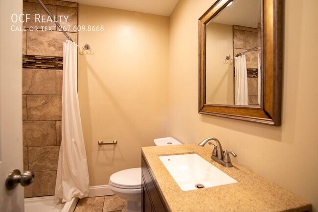 Building Photo - 2211 Bainbridge St