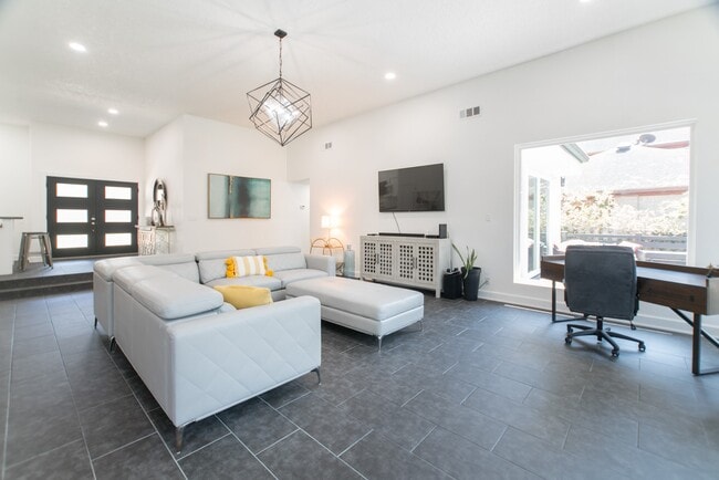 Building Photo - 3103 Hemingway Dr