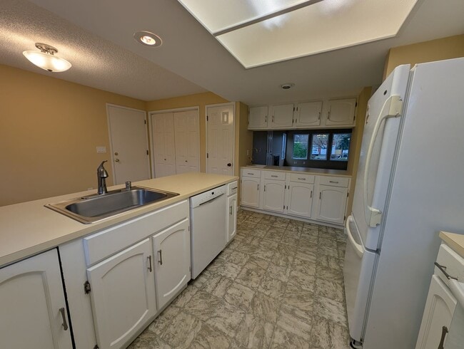 Building Photo - Hidden Gem in Southworth. Minutes from Waterfront & Ferry Terminal. Available NOW!