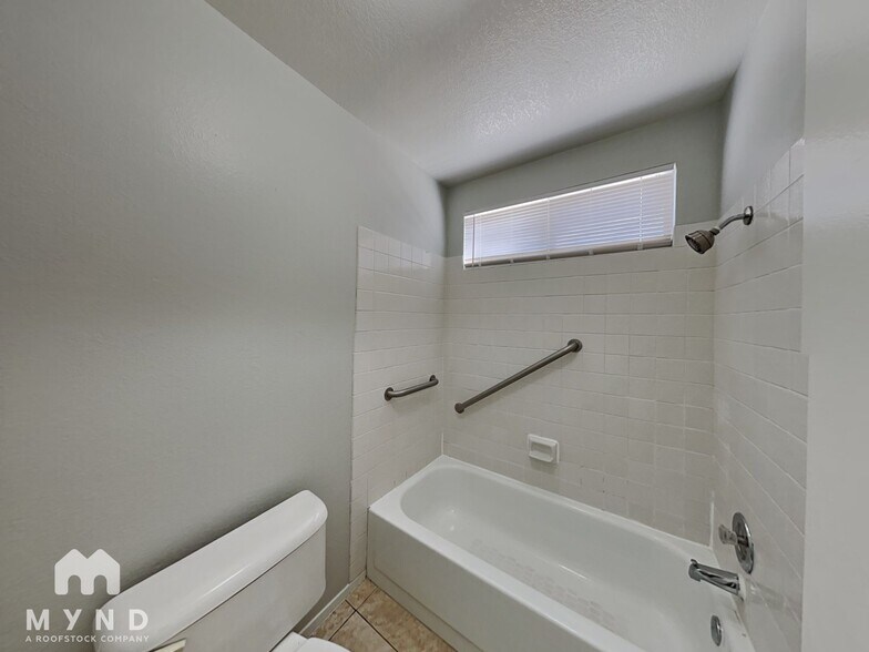 Building Photo - 1328 Sun Point Dr