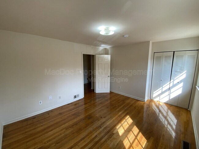 Building Photo - 706 Olde Greenwich Cir