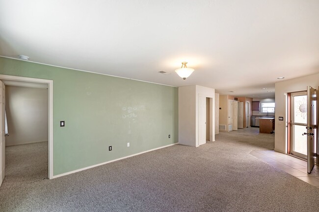 Building Photo - Beautiful Home W/Solar Panels