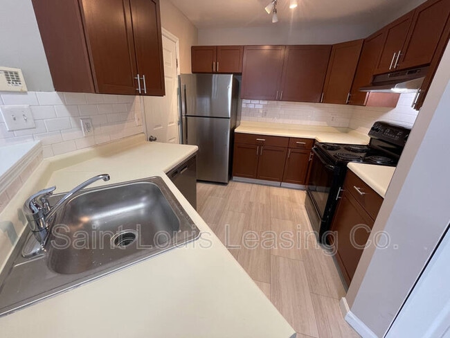 Building Photo - 864 Liberty Village Dr