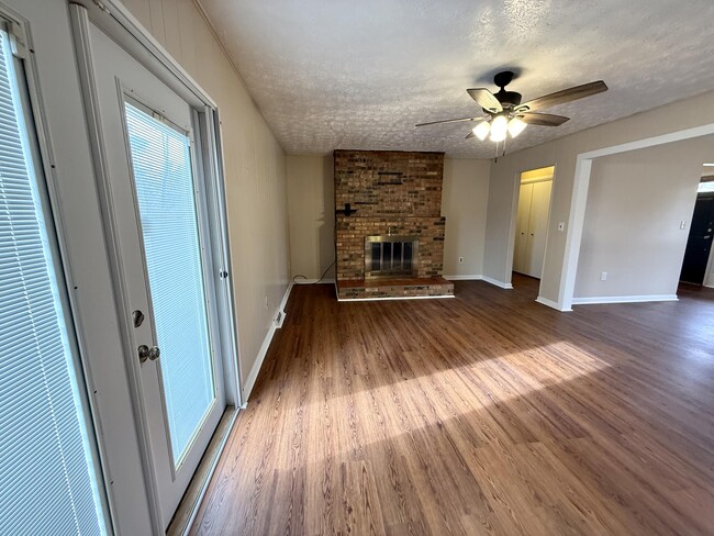 Building Photo - 303 Robin Dr